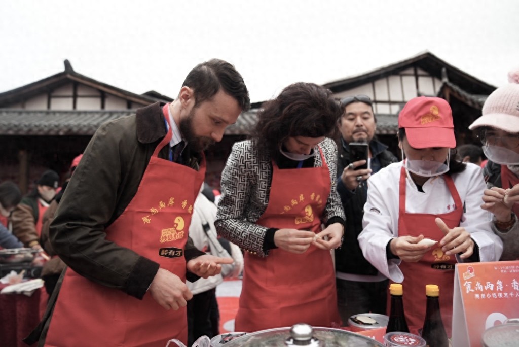 千人体验沙县小吃技艺,“老外”捶肉馅包饺子感叹温馨又美好